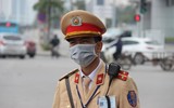 Cảnh sát giao thông đeo khẩu trang, găng tay, sát trùng máy đo nồng độ cồn